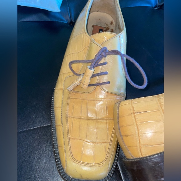 Men’s 9.5 Florsheim Barletta shoe. Yellow beige in color Caiman leather - Picture 7 of 11